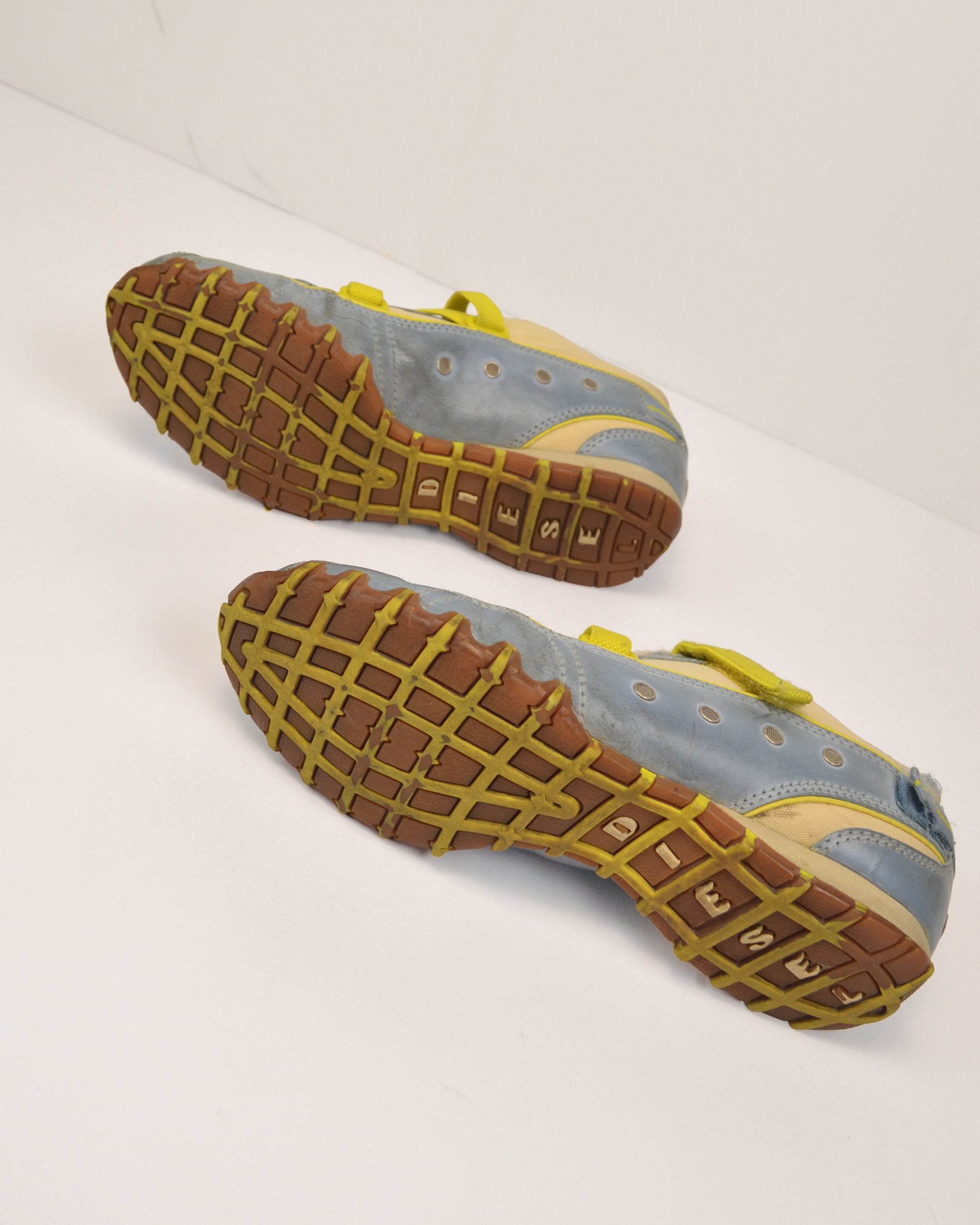 2000S EXPLORER SNEAKERS