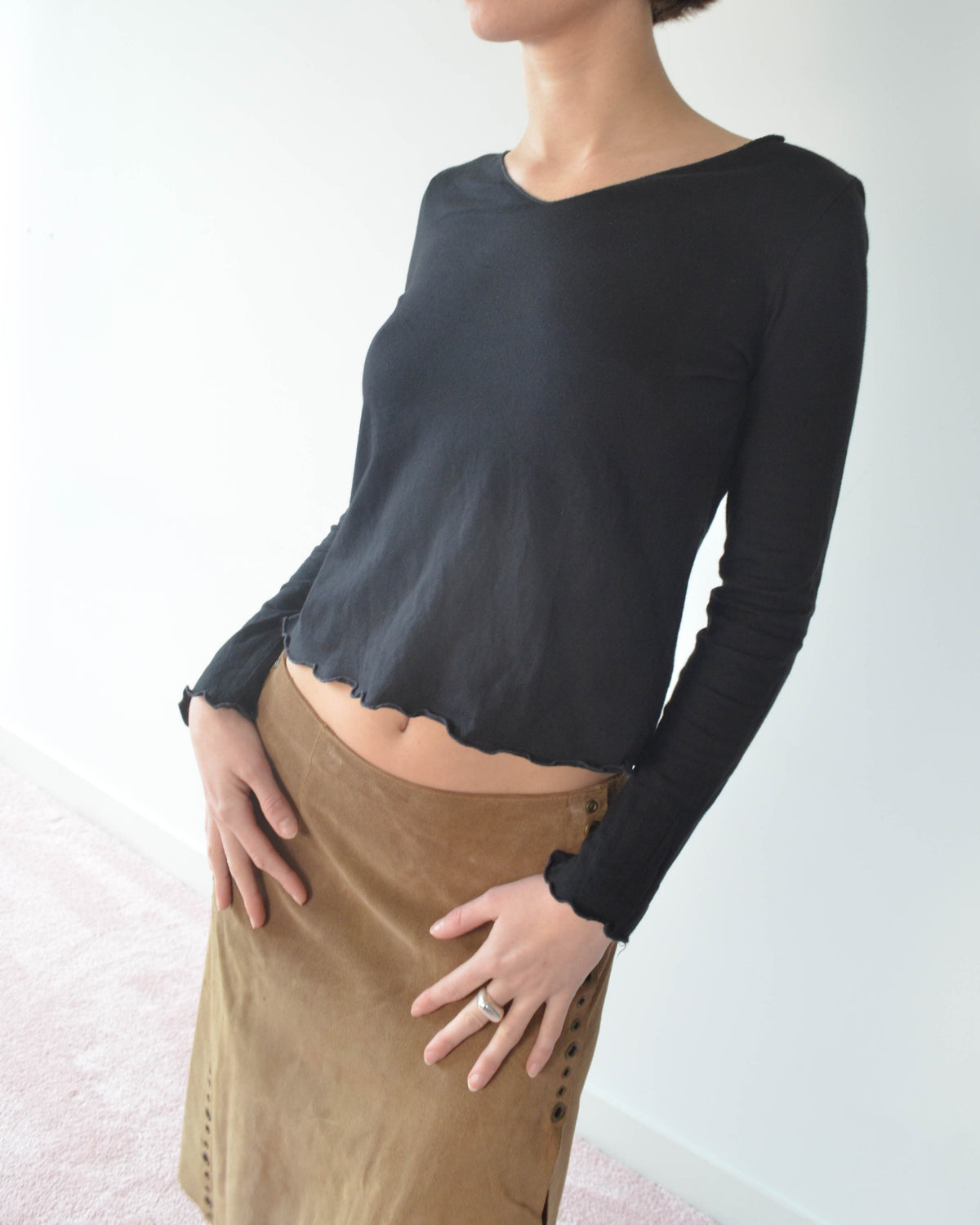 FW99 BLACK V-NECK TOP