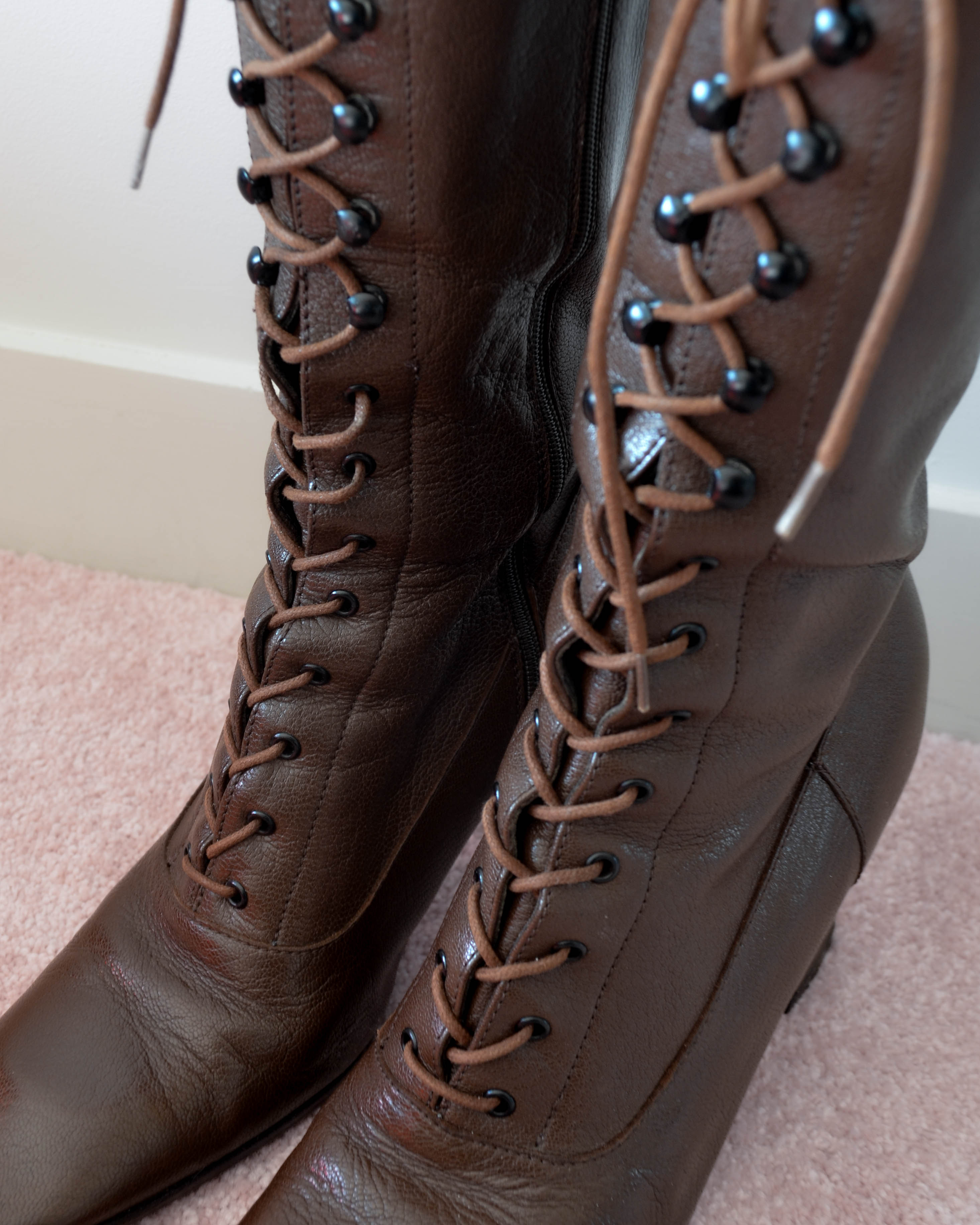 FW01 VICTORIAN LACE-UP BOOTS