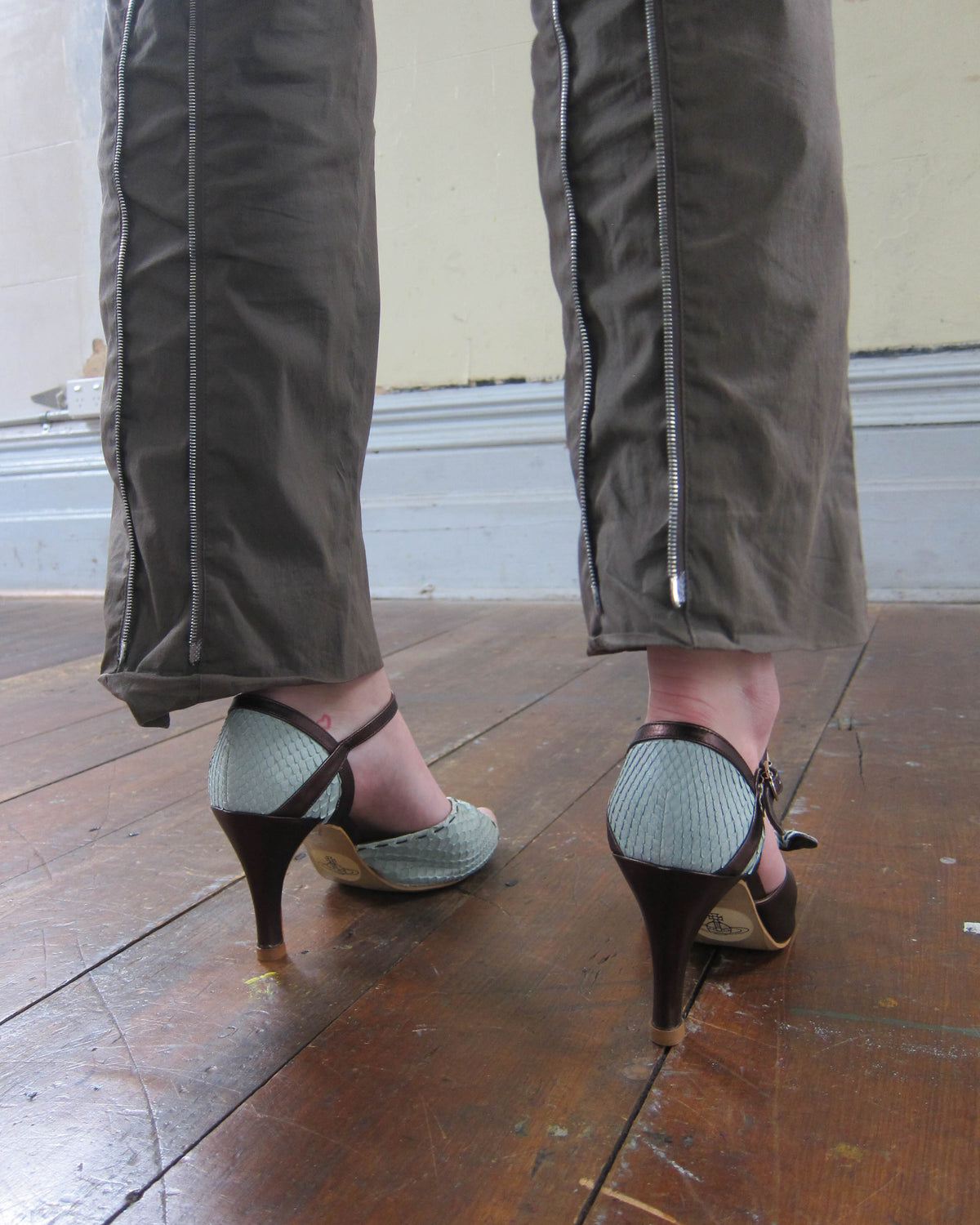 00S BOW ANKLE-STRAP HEELS