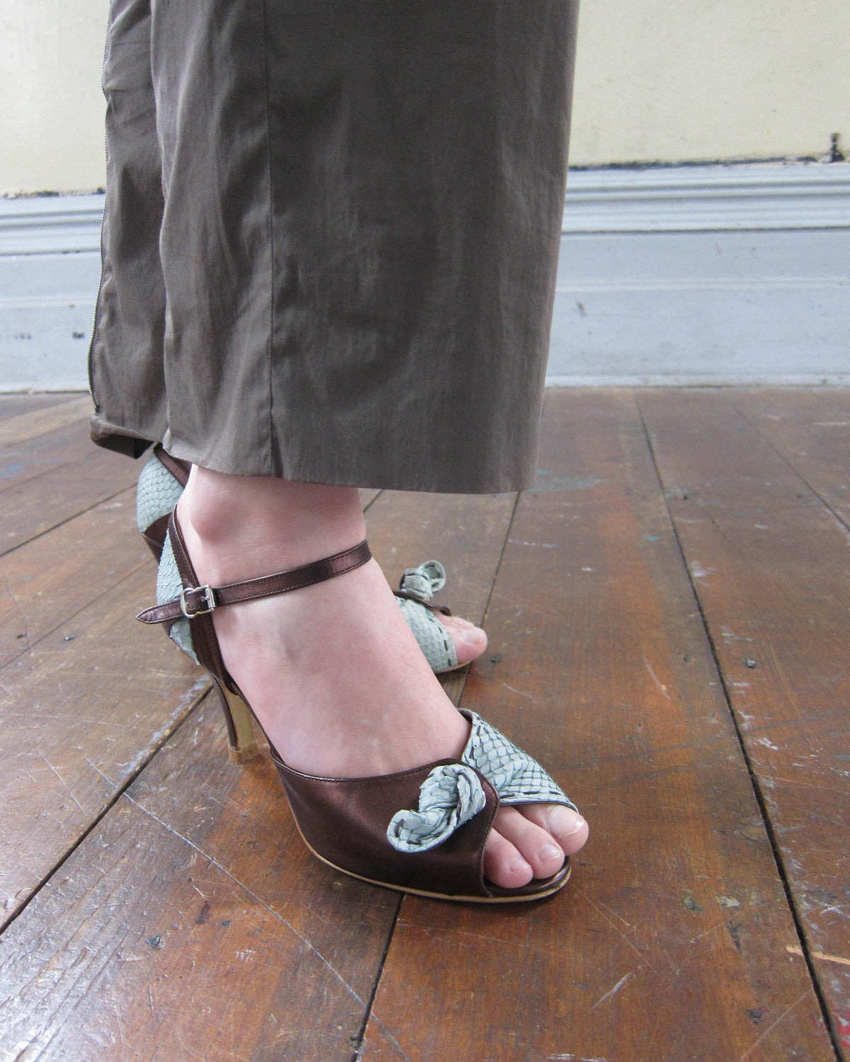00S BOW ANKLE-STRAP HEELS