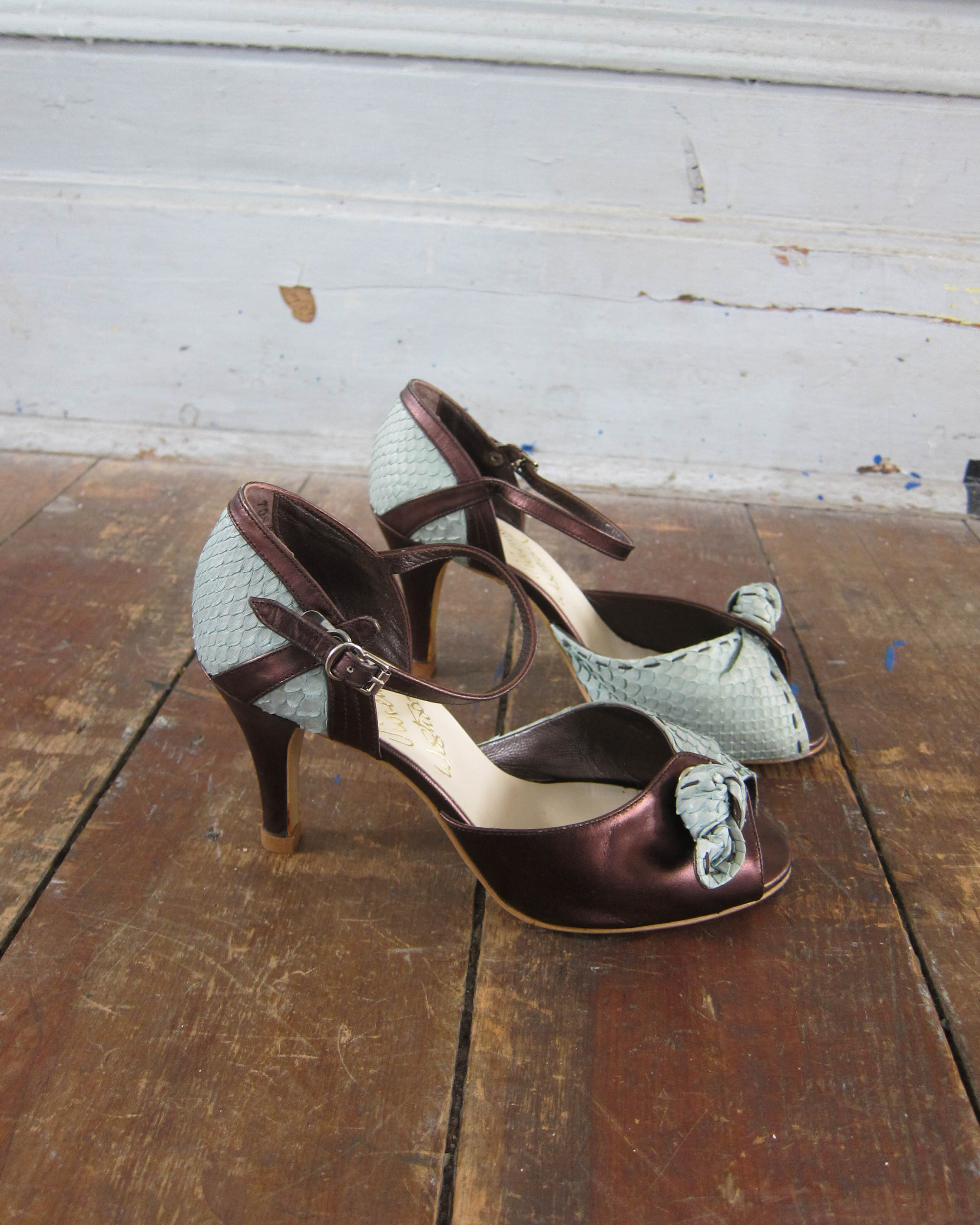 00S BOW ANKLE-STRAP HEELS