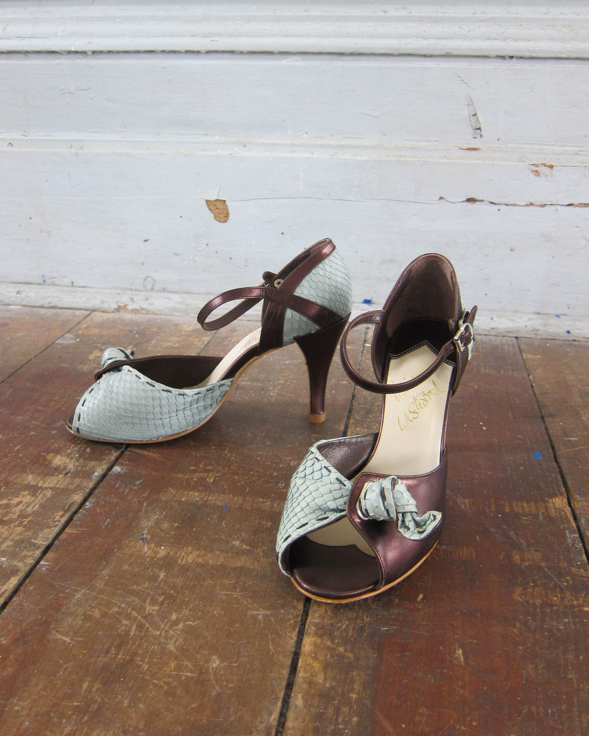 00S BOW ANKLE-STRAP HEELS