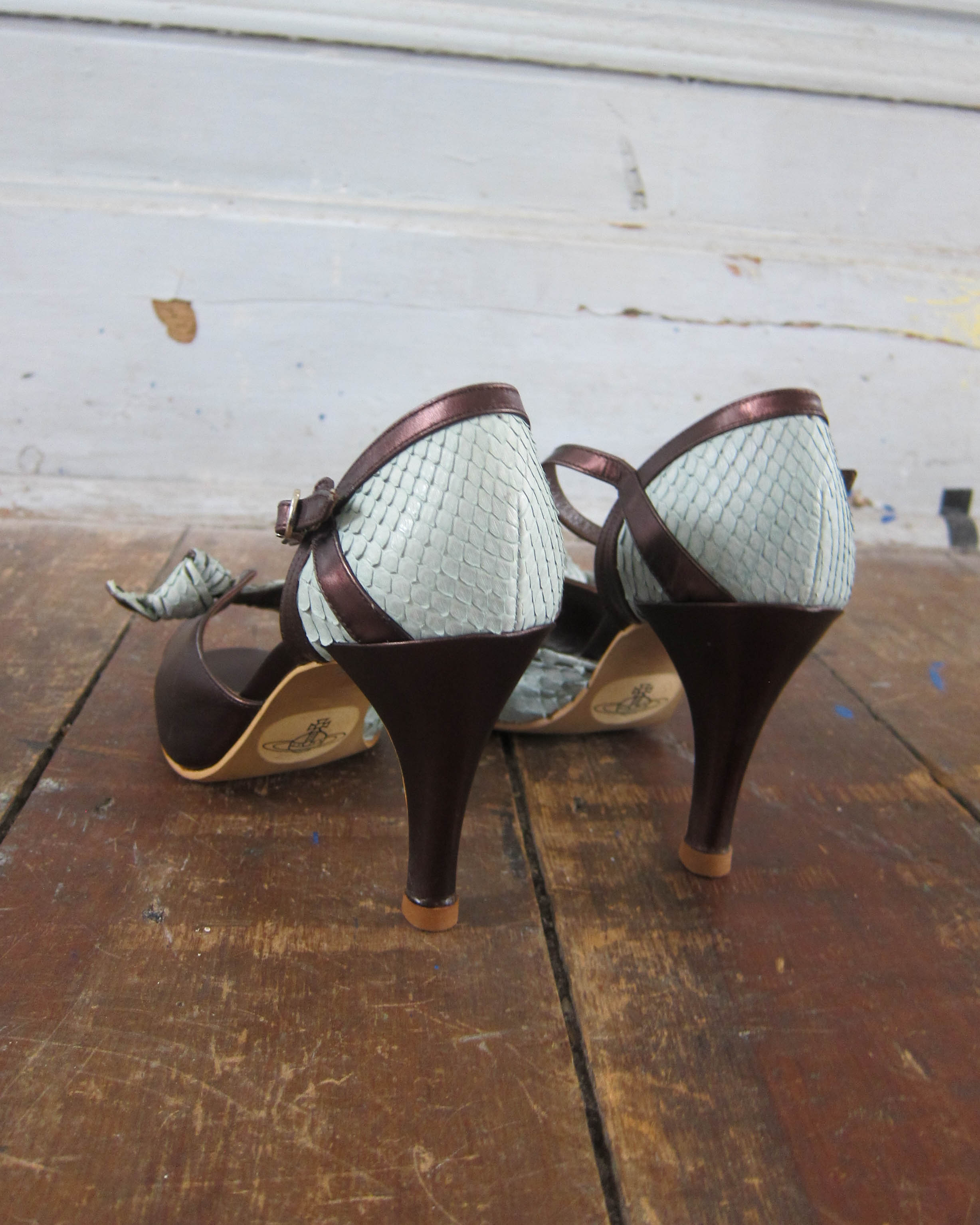00S BOW ANKLE-STRAP HEELS