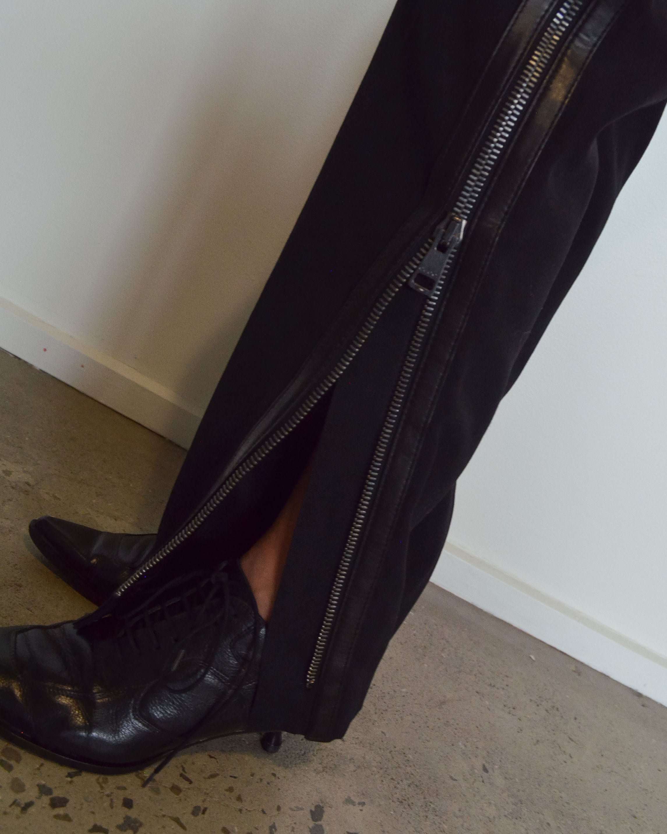 GUCCI FALL 2001 BLACK WOOL ZIP DETAIL TROUSERS