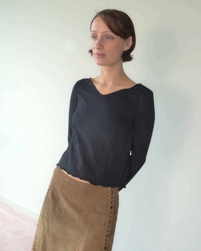 FW99 BLACK V-NECK TOP