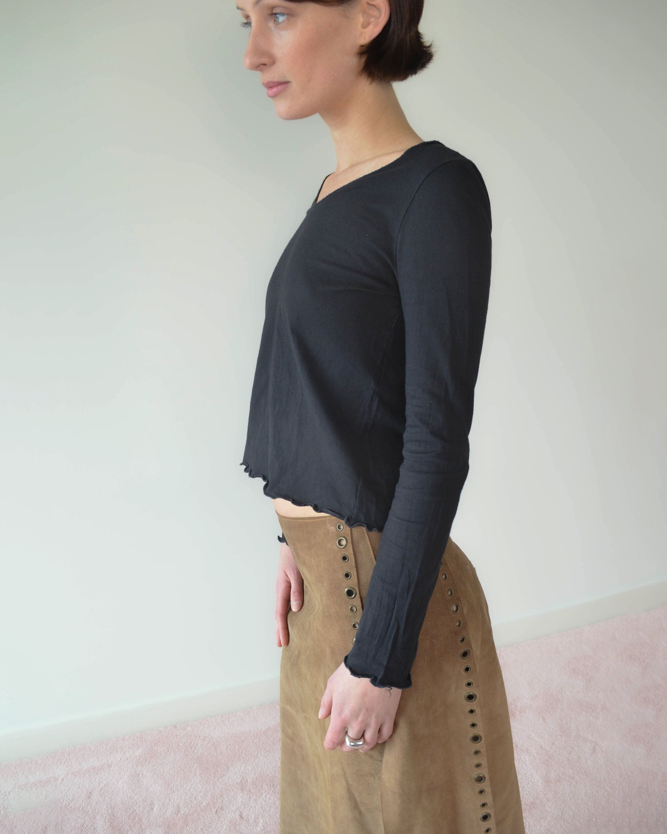 FW99 BLACK V-NECK TOP
