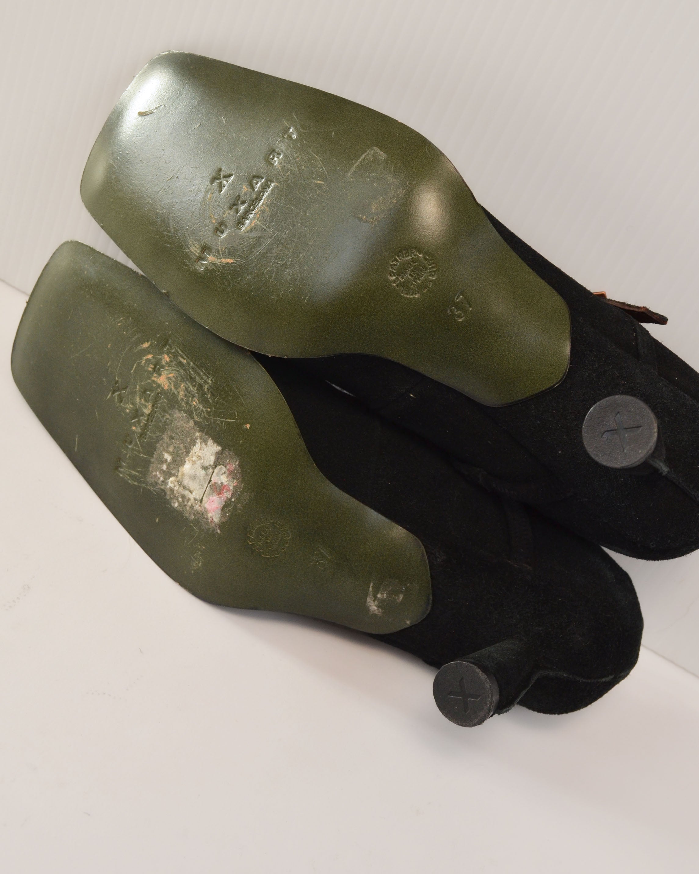 MUXART 00S SUEDE SQUARE TOE HEELS
